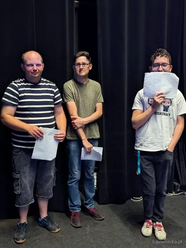 Aktorzy grupy teatralnej na scenie Dąbrowskiego Domu Kultury