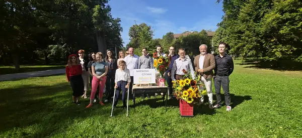 Wspólne zdjęcie uczestników Narodowego Czytania
